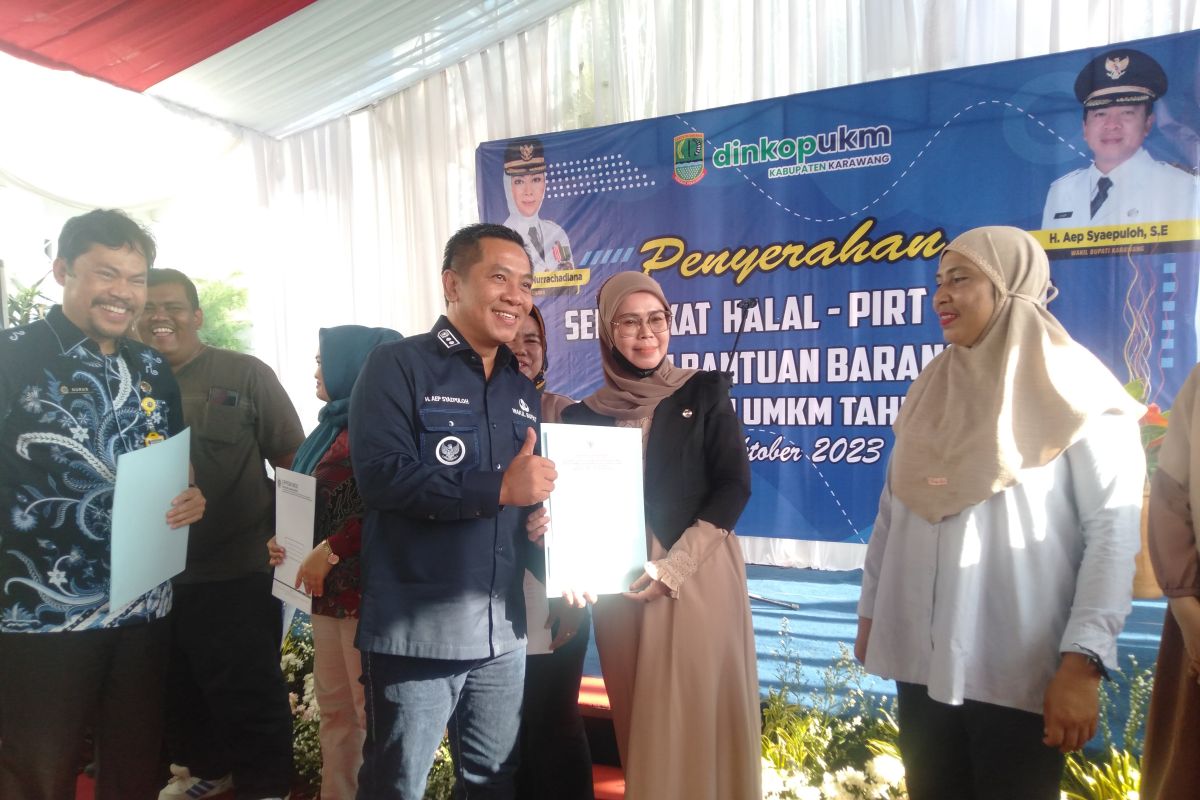 Pemkab Karawang serahkan sertifikasi halal juga PIRT ke ratusan UMKM