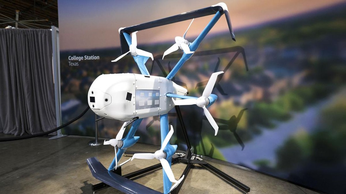 FOTO: Robot Berkaki Dua ‘Magang’ di dalam Gudang Amazon